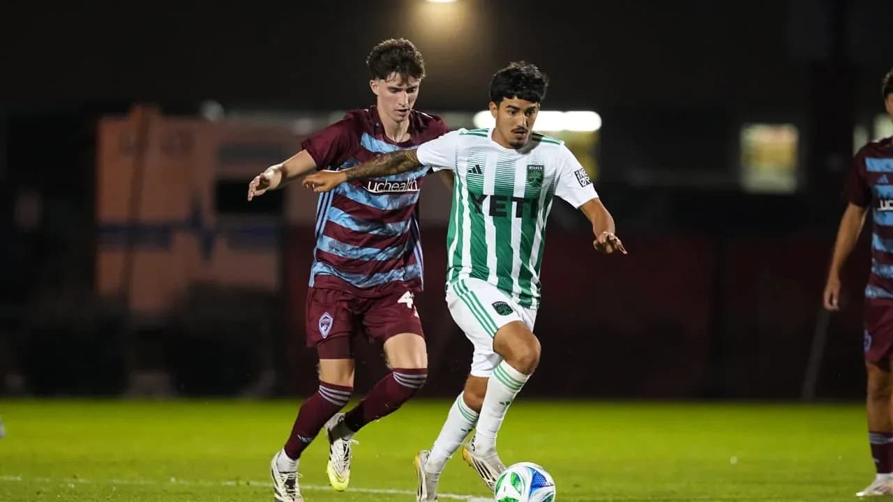 Jugador de Colorado Rapids II persigue a oponente