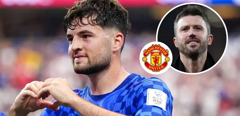 Jugador de Manchester United celebrando con gesto de corazón
