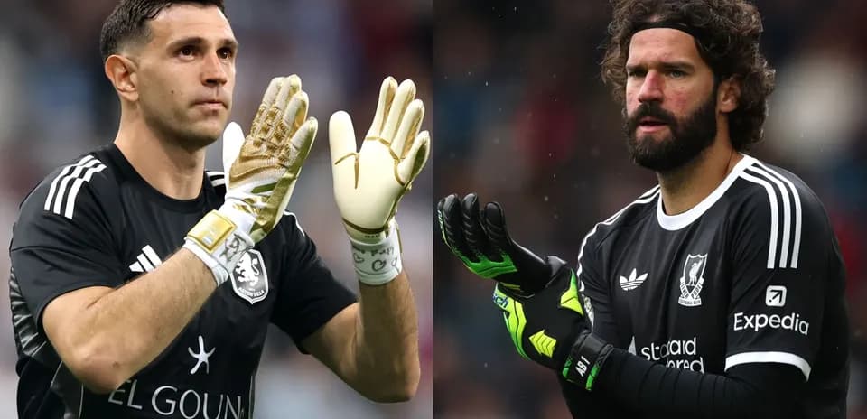 Dos porteros aplaudiendo en el campo de fútbol