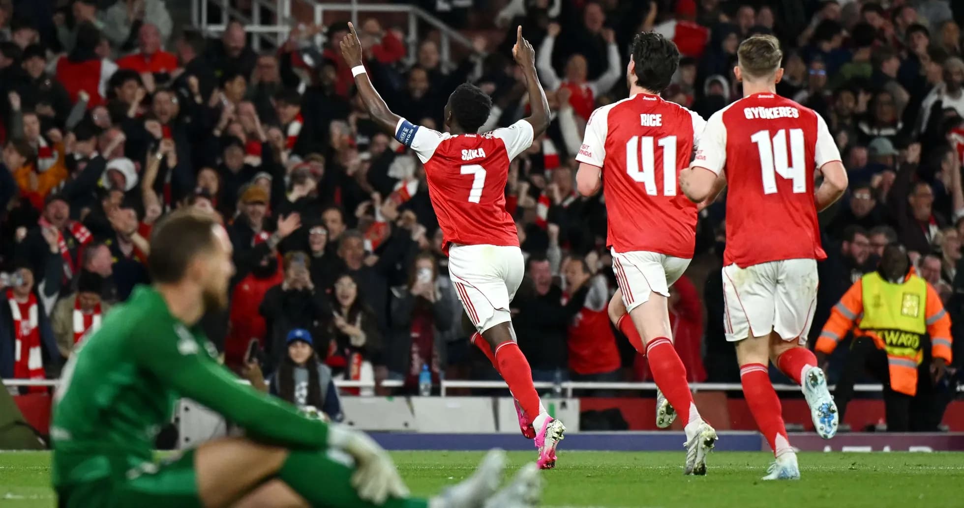 Saka celebra un gol con sus compañeros de equipo