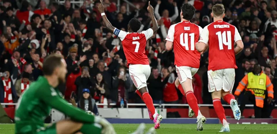 Saka celebra un gol con sus compañeros de equipo