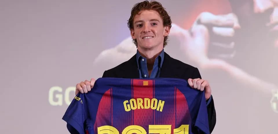 Jugador mostrando camiseta del FC Barcelona en presentación