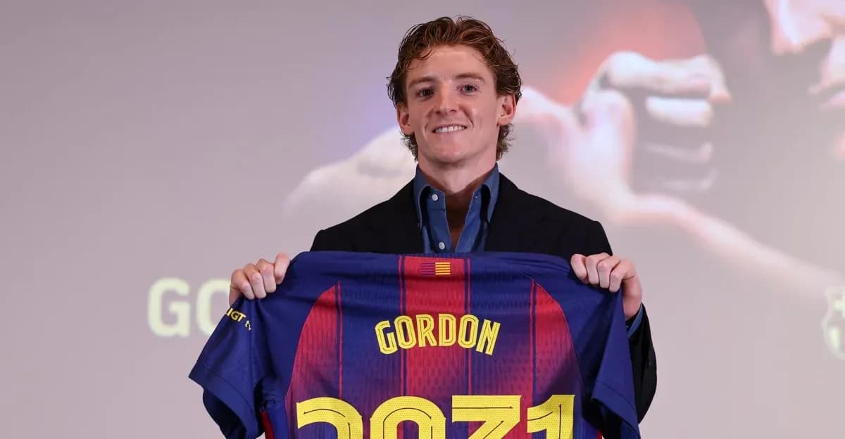 Jugador mostrando camiseta del FC Barcelona en presentación