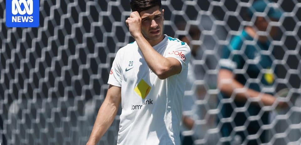 Jugador tocándose la cabeza durante entrenamiento de fútbol