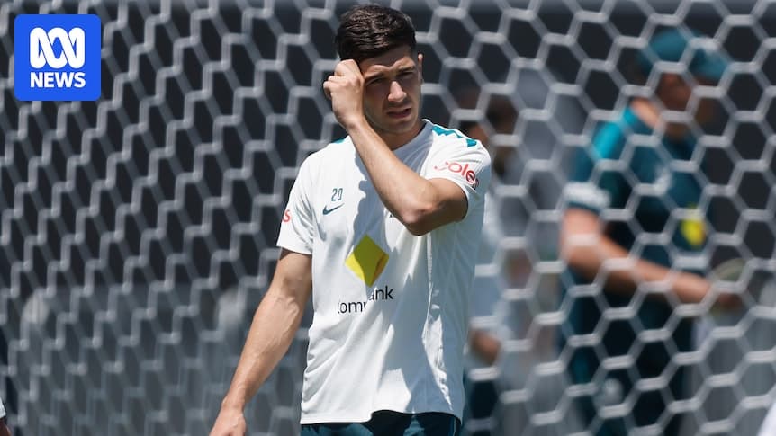 Jugador tocándose la cabeza durante entrenamiento de fútbol