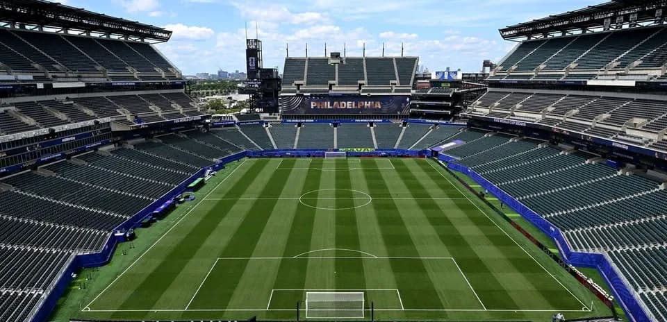 Vista del campo y gradas en estadio de fútbol