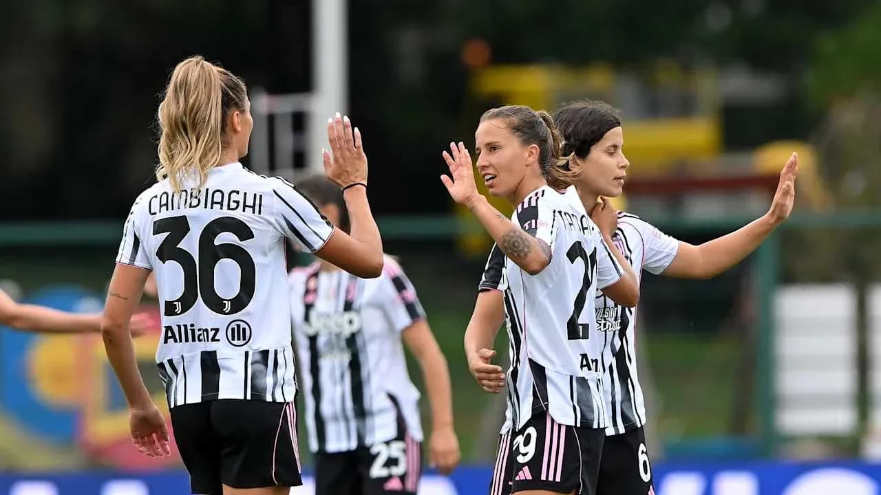 Jugadoras de Juventus celebrando en el campo