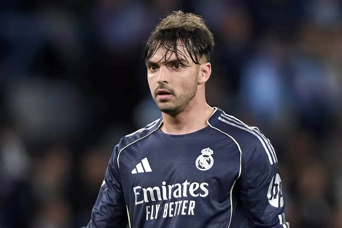 Portero de Real Madrid en acción durante el partido