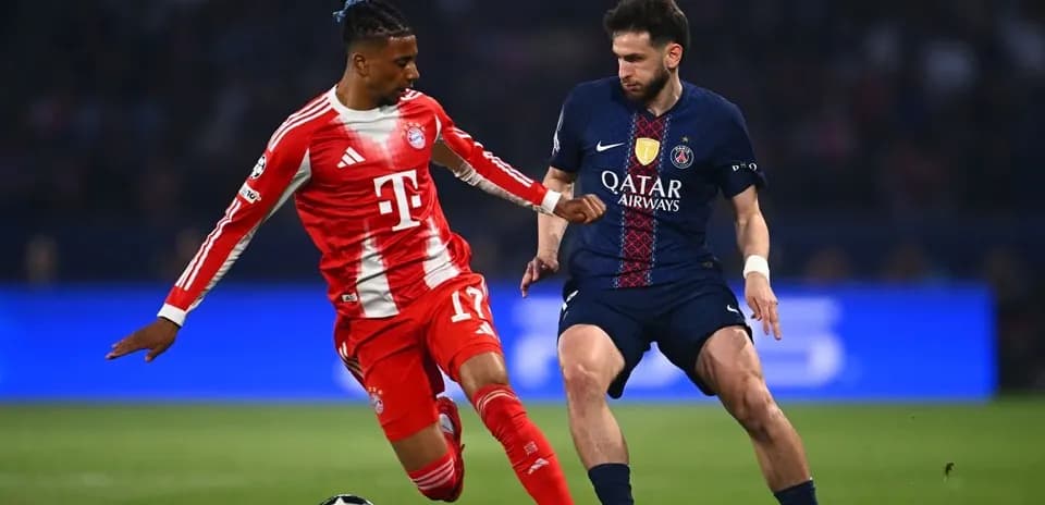 Jugador de Bayern y PSG luchando por el balón