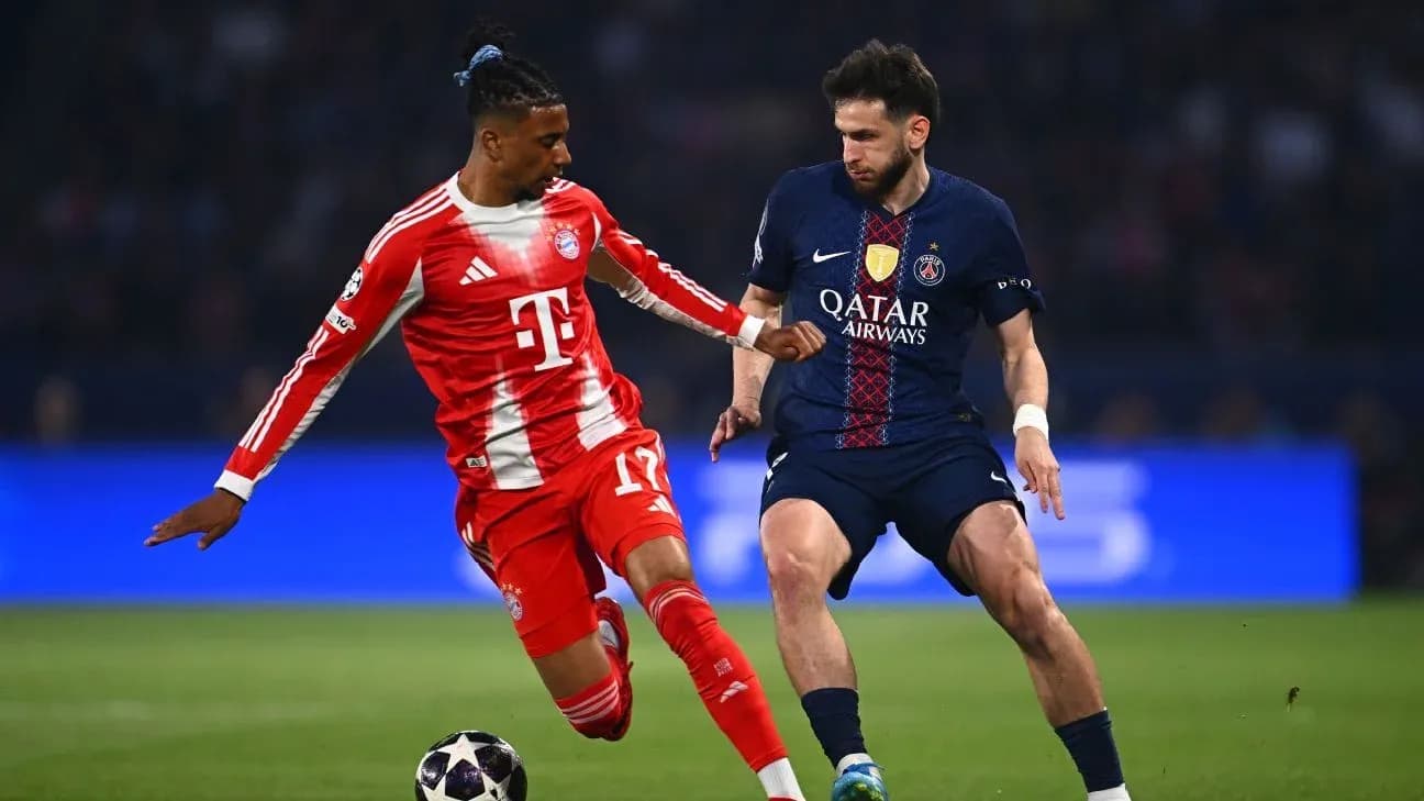 Jugador de Bayern y PSG luchando por el balón