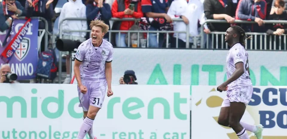Jugador celebra un gol en el partido