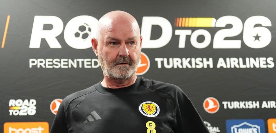Entrenador en rueda de prensa antes de partido