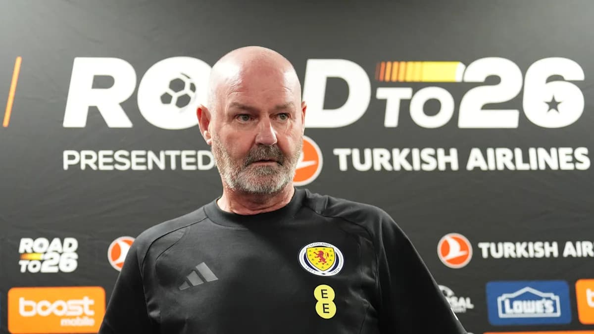 Entrenador en rueda de prensa antes de partido