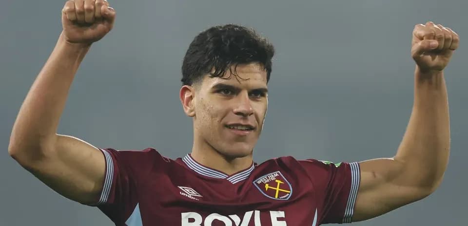Jugador de West Ham celebrando con los brazos levantados