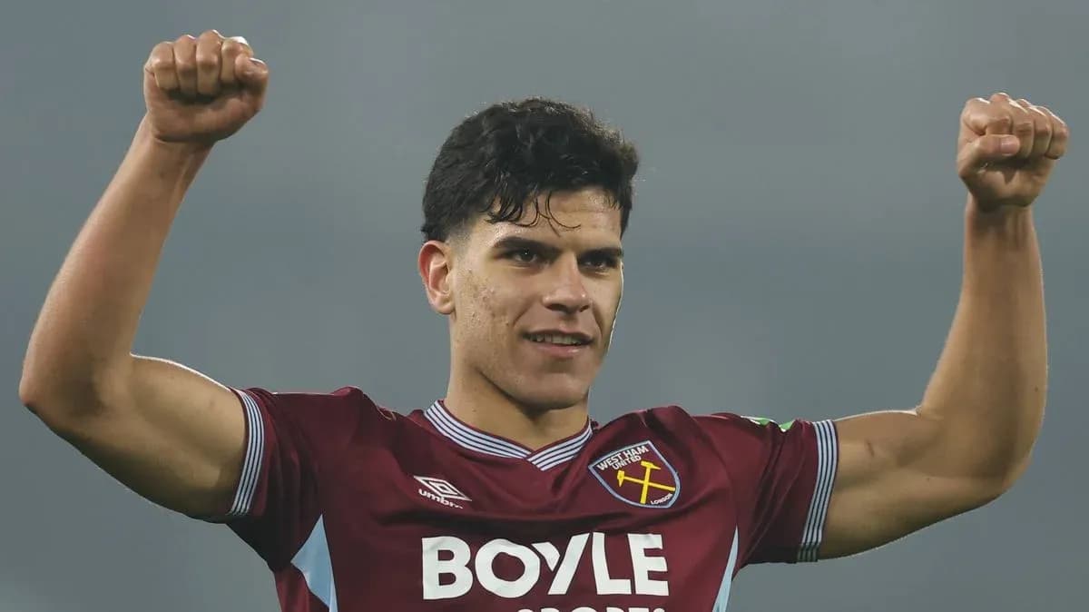 Jugador de West Ham celebrando con los brazos levantados