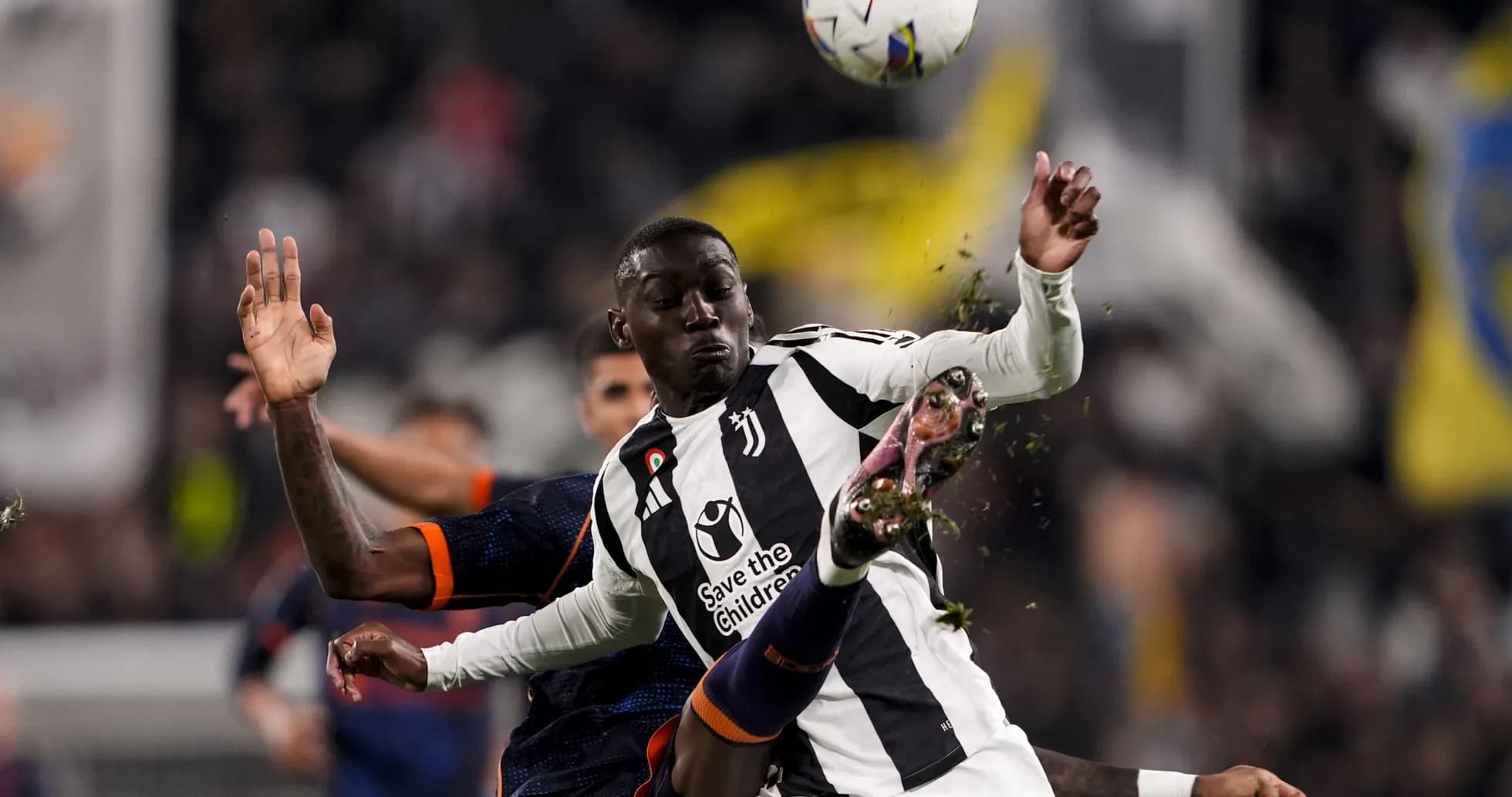Jugador de Juventus disputando el balón
