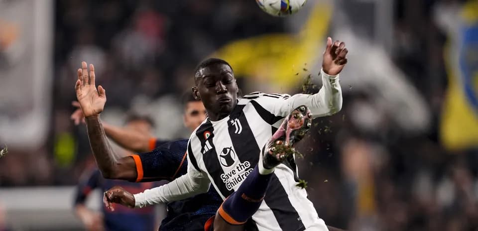 Jugador de Juventus disputando el balón