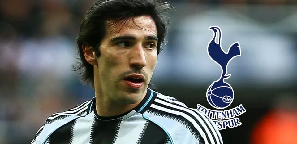 Jugador con camiseta de Newcastle y logo de Tottenham