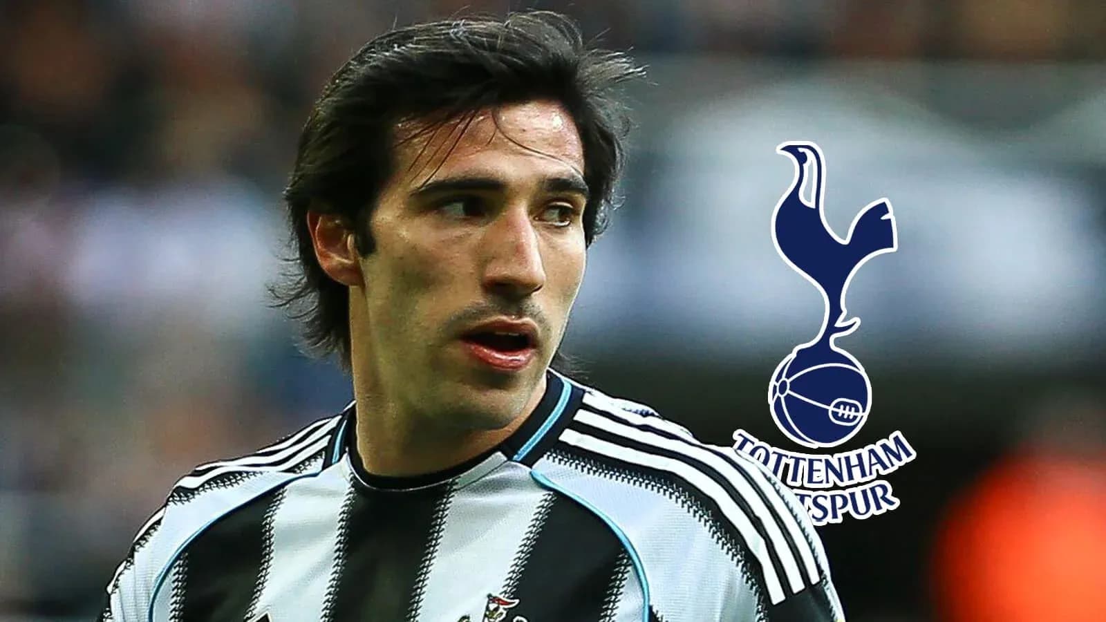 Jugador con camiseta de Newcastle y logo de Tottenham