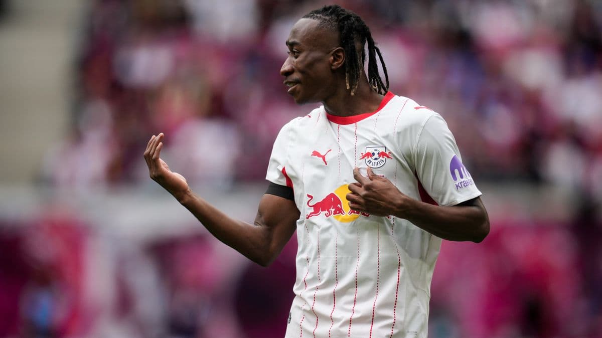 Jugador de RB Leipzig celebrando en el campo