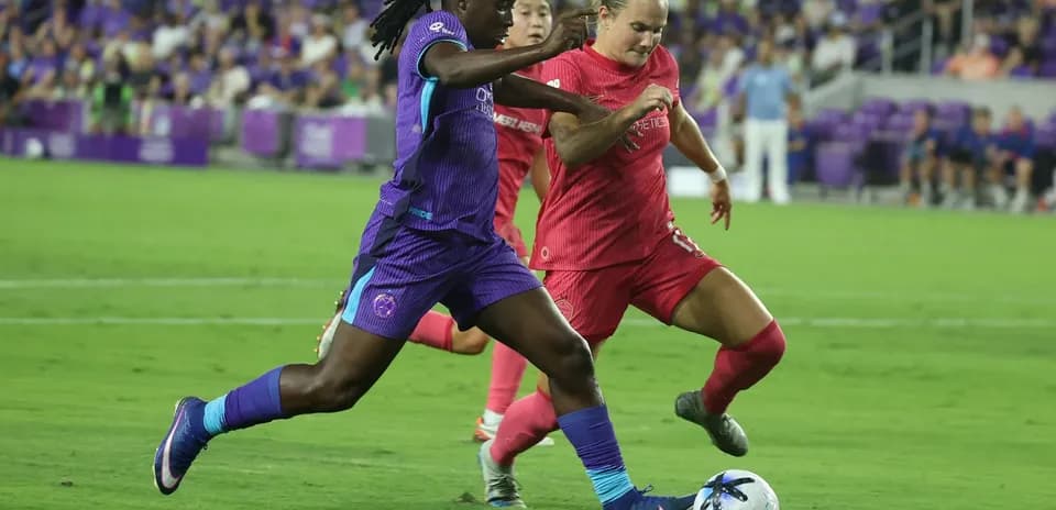 Jugadora del Orlando Pride persigue el balón