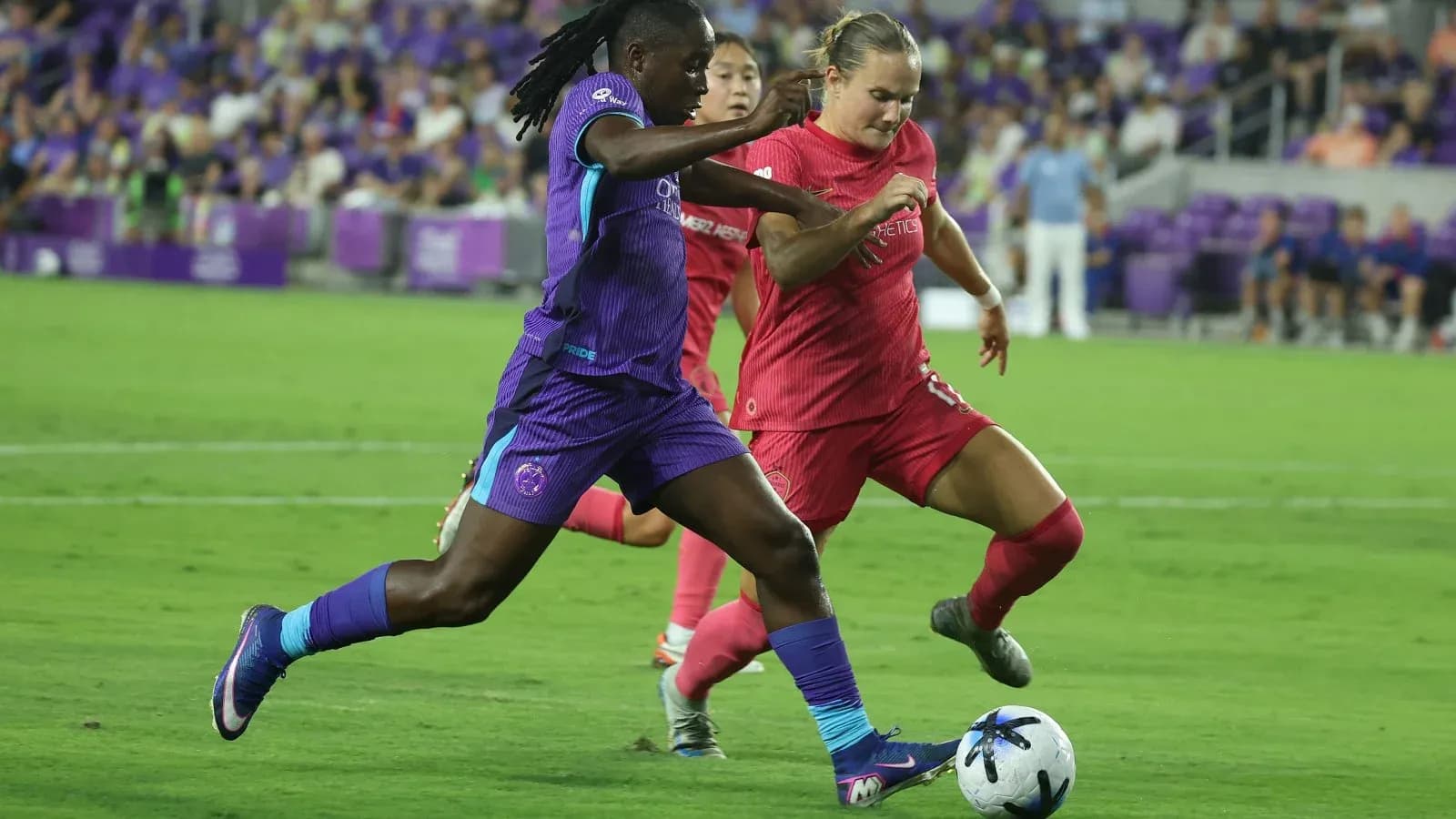 Jugadora del Orlando Pride persigue el balón