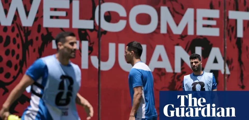 Jugadores entrenando frente a mural de bienvenida