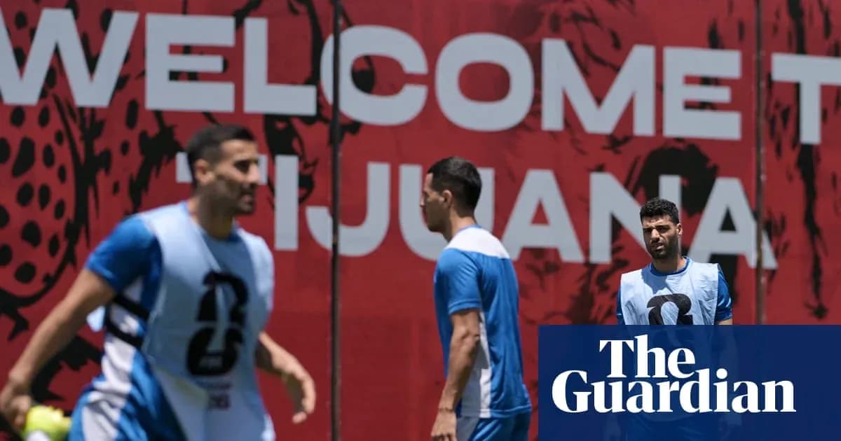 Jugadores entrenando frente a mural de bienvenida