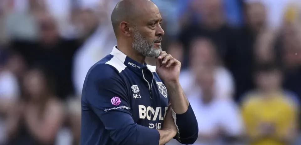 Entrenador observando el partido desde la banda