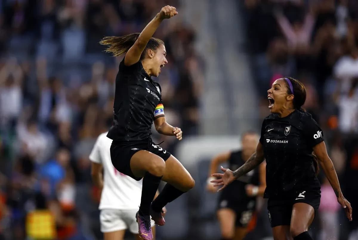 Jugadoras celebrando un gol durante el partido