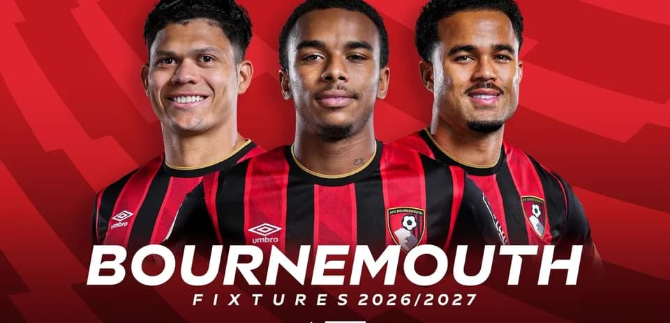 Jugadores de Bournemouth posando con camisetas del equipo