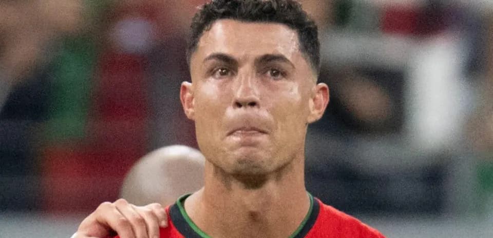 Jugador de fútbol con camiseta de Portugal en el campo