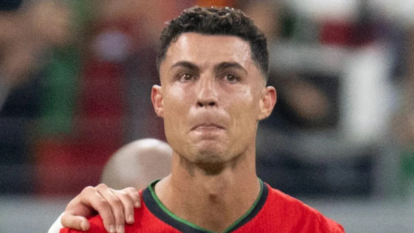 Jugador de fútbol con camiseta de Portugal en el campo