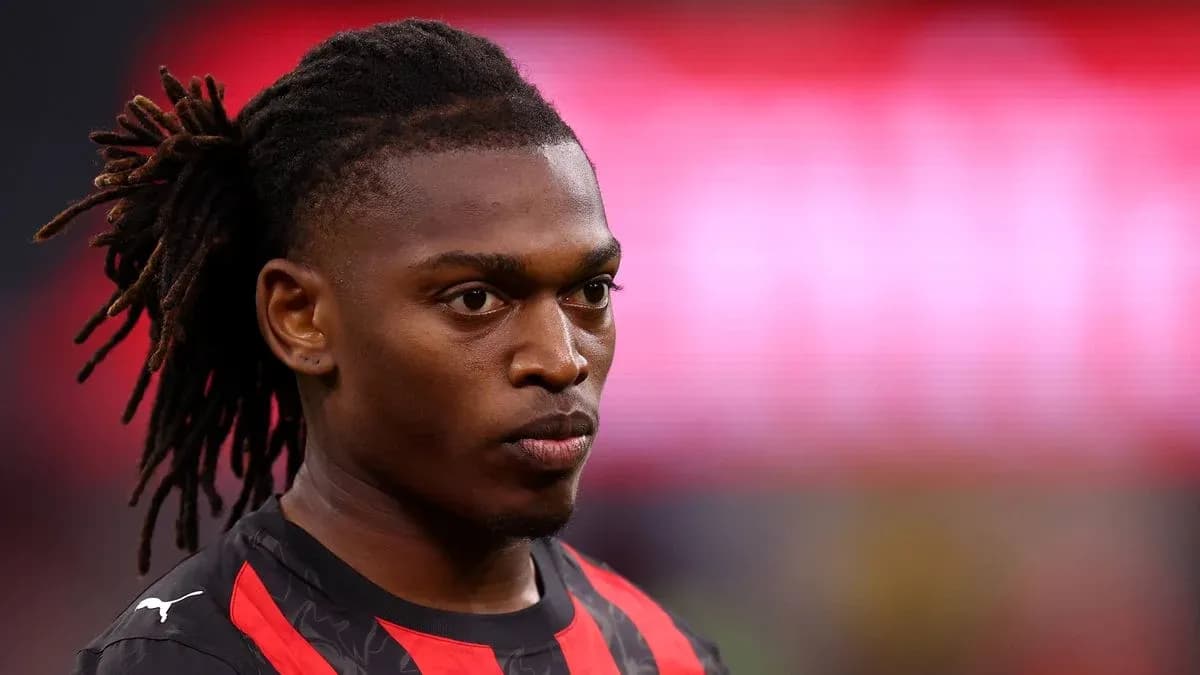 Jugador con trenzas en uniforme de fútbol