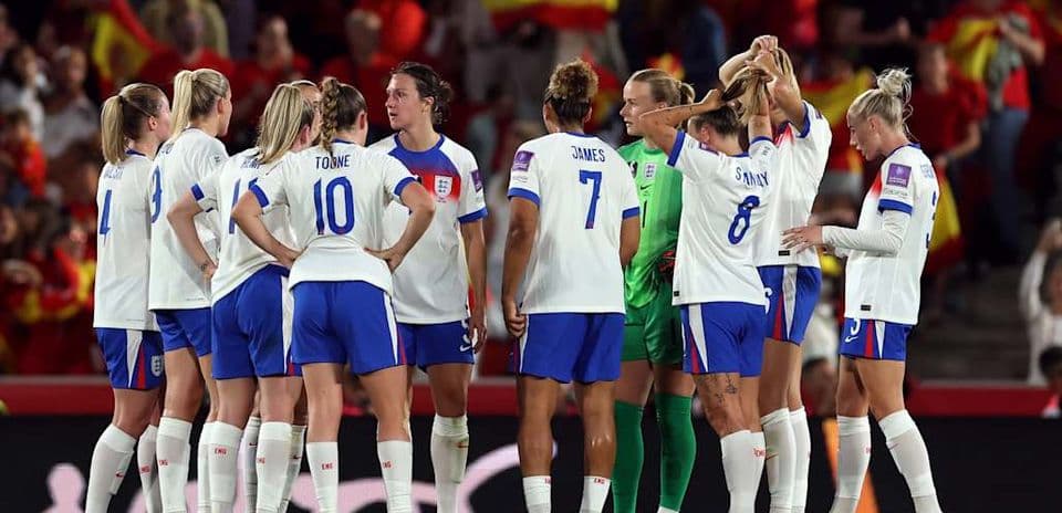 Equipo femenino de Inglaterra en reunión durante partido