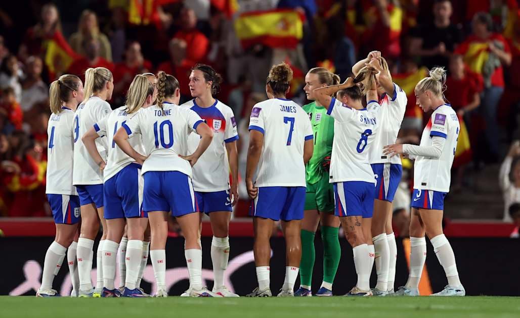 Equipo femenino de Inglaterra en reunión durante partido