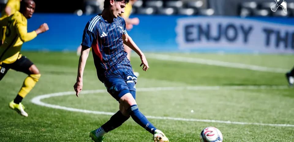 Jugador disparando el balón en el partido