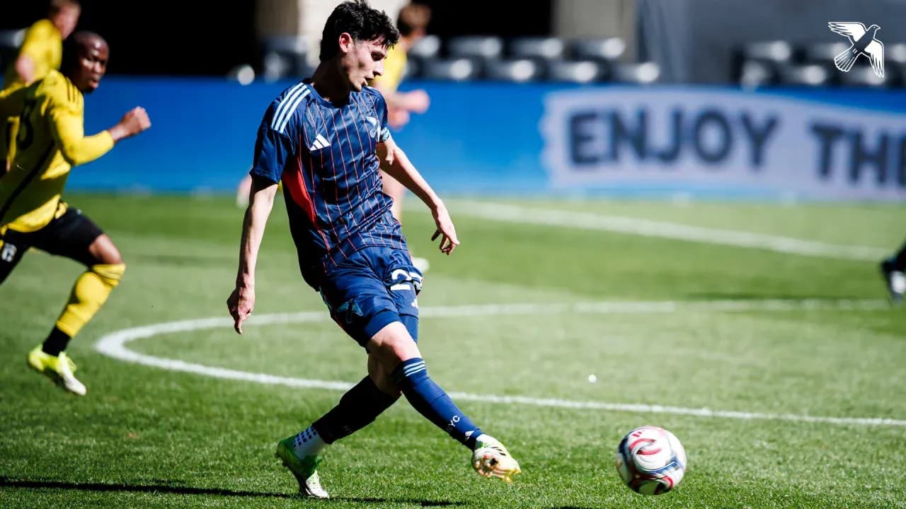 Jugador disparando el balón en el partido