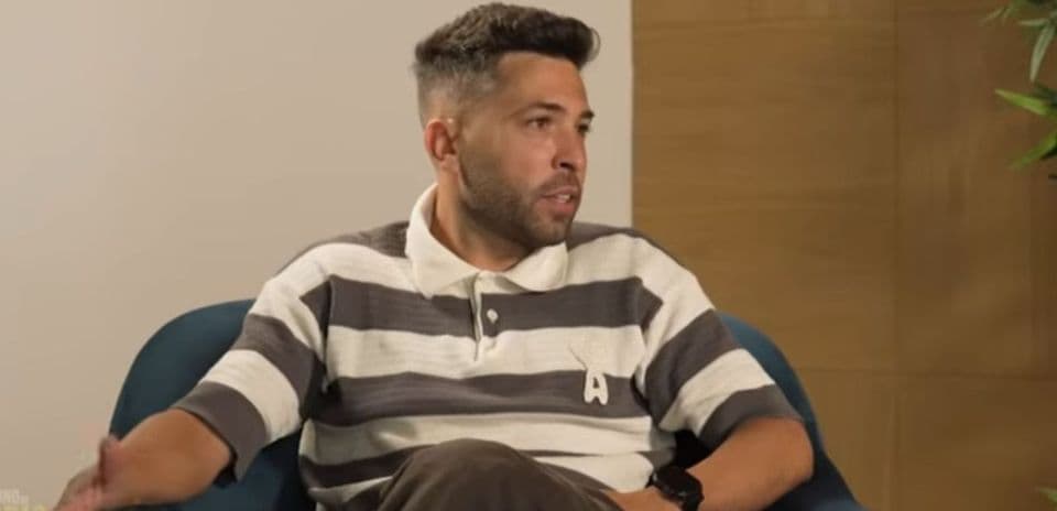 Hombre sentado en un sofá durante una entrevista