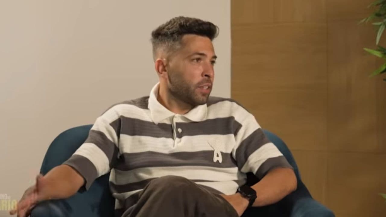Hombre sentado en un sofá durante una entrevista