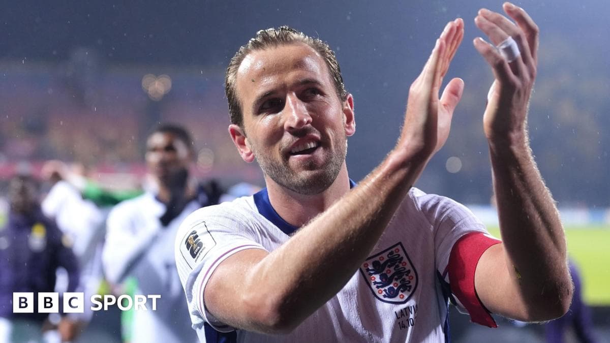 Jugador de Inglaterra aplaudiendo tras el partido