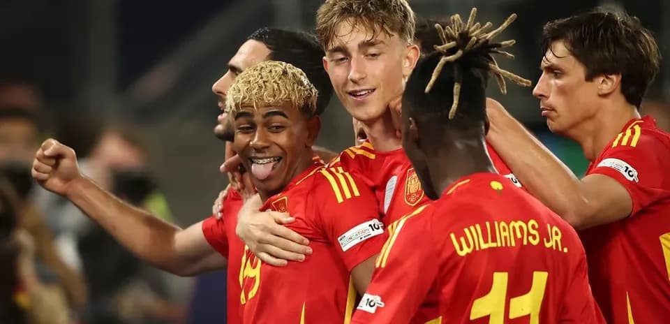 Jugadores de España celebrando un gol juntos