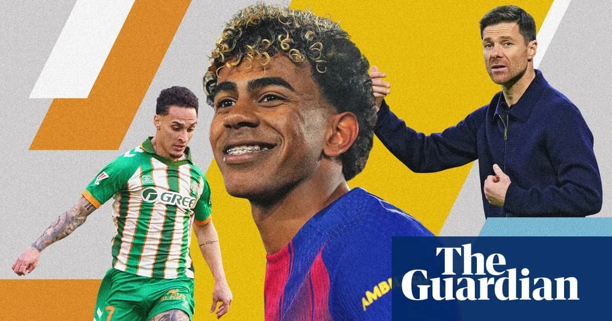 Tres futbolistas y un entrenador en imagen compuesta