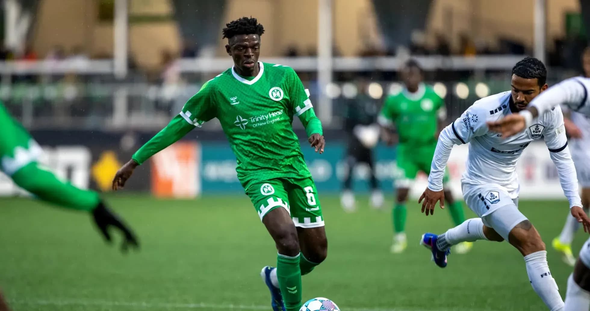 Jugador del Cosmos avanzando con el balón
