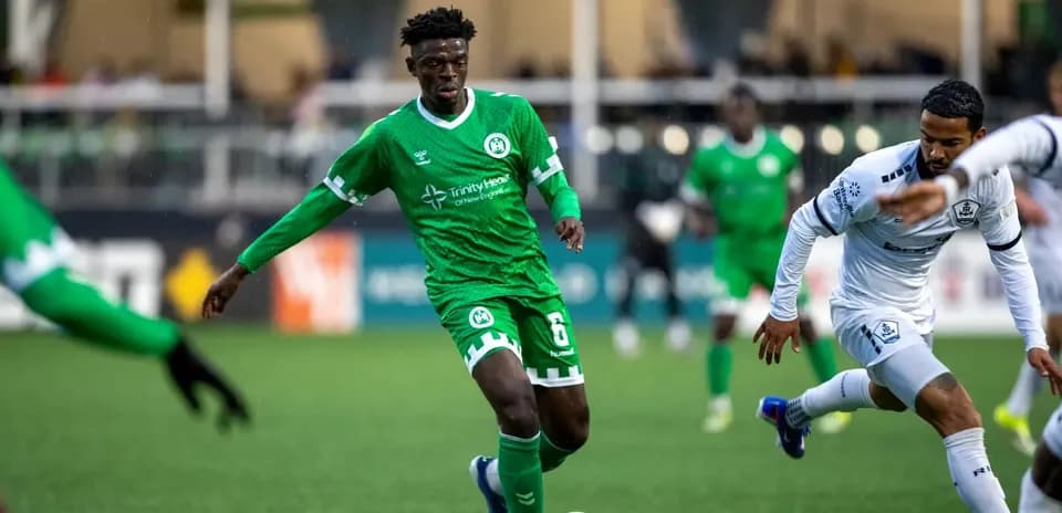 Jugador del Cosmos avanzando con el balón