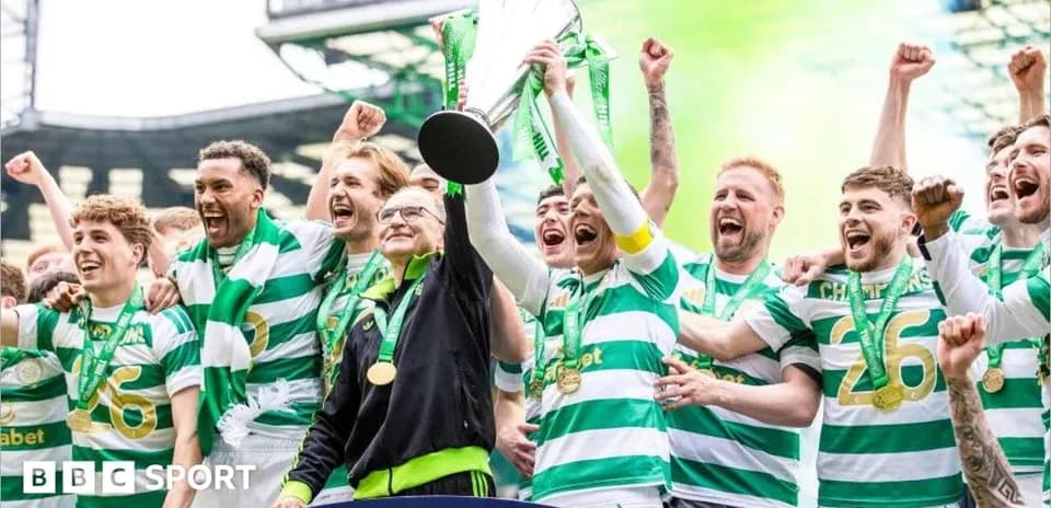 Jugadores de Celtic celebrando con trofeo en mano