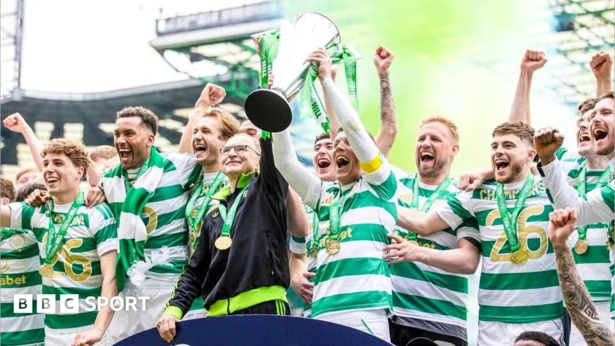 Jugadores de Celtic celebrando con trofeo en mano