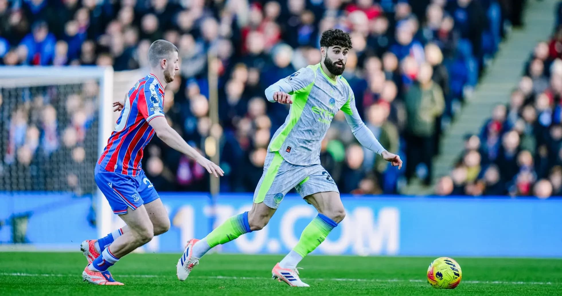 Jugador de Manchester City corriendo con el balón
