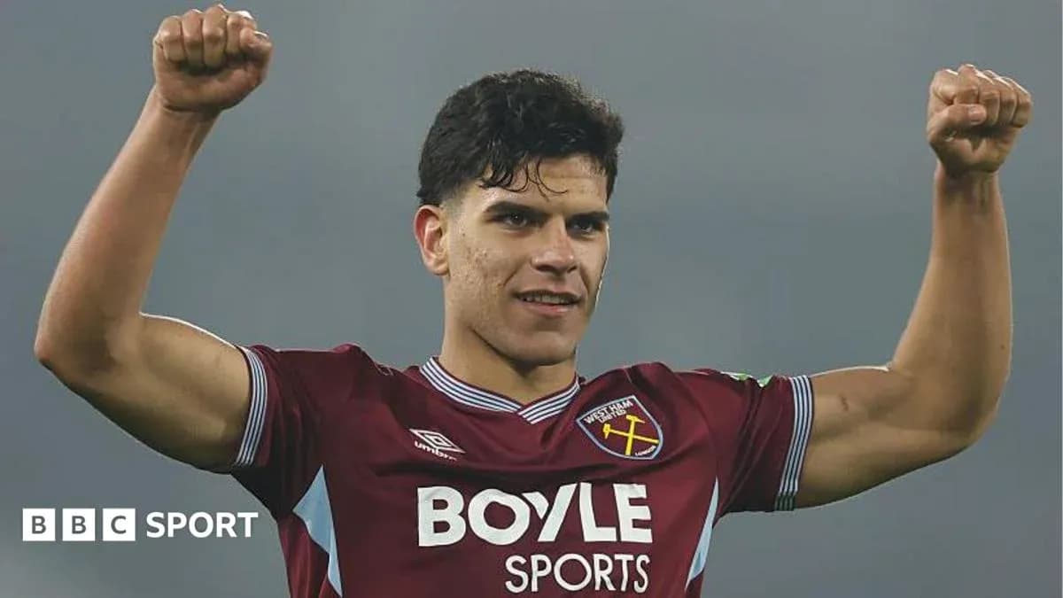 Jugador de West Ham celebrando con los brazos en alto