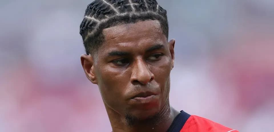 Jugador con trenzas en el campo de fútbol